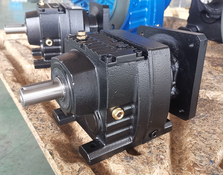 R37系列減速機的實物照片，輸入配伺服電機