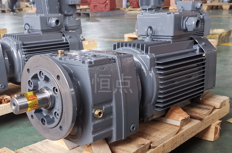 RF47系列減速機配直聯電機，立式安裝 輸出法蘭+軸 實物圖