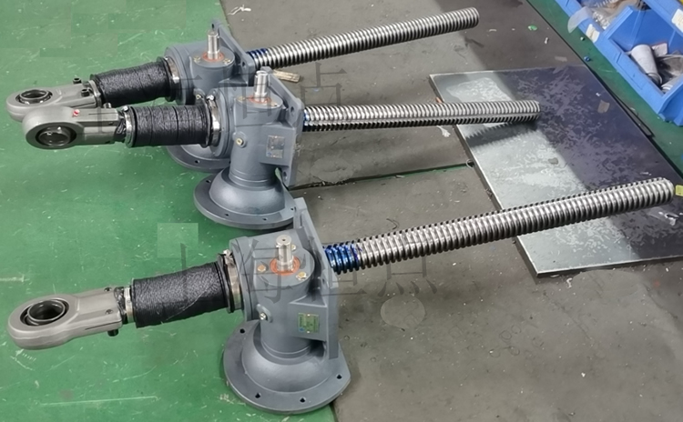 SWLD10升降機配關節軸承，配軟防護罩的實物圖